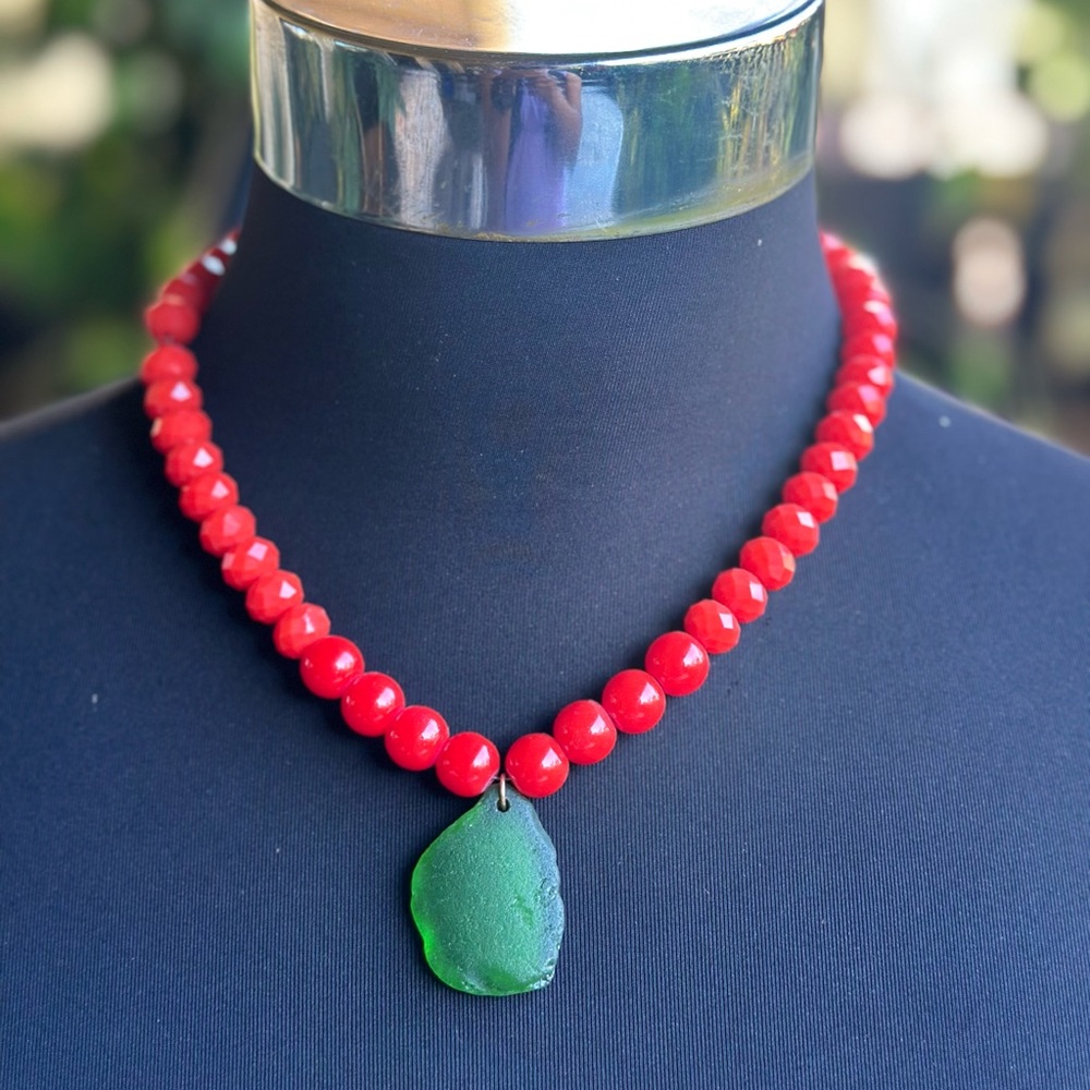 Elegant Green Glass Necklace with Red beads